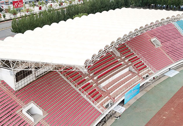 安裝工人進行膜結構施工所需施工面積